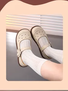 Nahaufnahme der beigen Mary Jane-Lederschuhe für Mädchen mit Blumen- und Sterndetails.