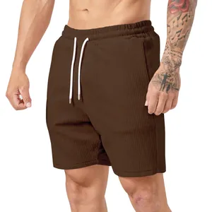 Dettaglio macro di pantaloncini di velluto a coste marroni da uomo con coulisse