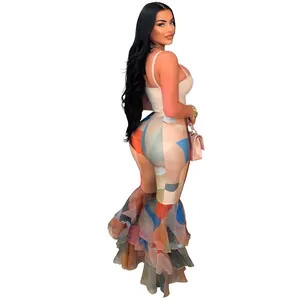 Κομψό καμπάνα παντελόνι με tie-dye τύπωμα, βολάν στο τελείωμα και λευκό τοπ σετ