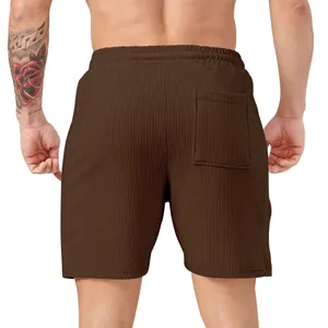 Vista posteriore dettagliata dei pantaloncini sportivi in velluto a coste marroni