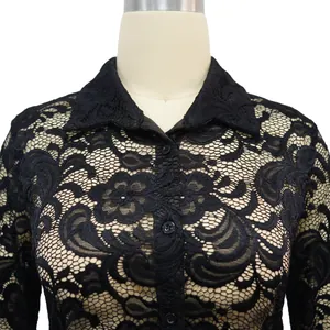 Primer plano detallado del intrincado patrón de encaje floral negro en una blusa de botones