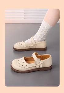 Detailansicht beige Mary Jane Lederschuhe für Mädchen mit hübscher Blumendekoration