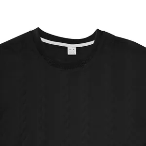 Nahaufnahme des schwarzen Herren-Strukturstrick-T-Shirt-Kragens mit Etikett M
