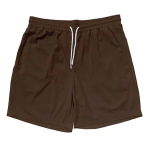 Dettaglio dei pantaloncini sportivi in velluto a coste marrone scuro con coulisse bianca