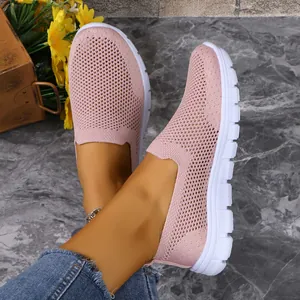Dettaglio del tessuto a rete rosa traspirante di queste scarpe basse casual da donna
