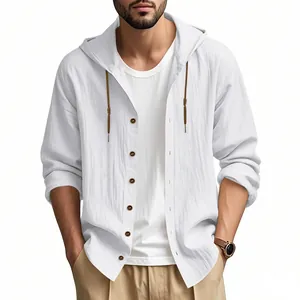Detailansicht eines weißen Leinen-Herrenhemdes mit Kapuze und langen Ärmeln im Casual-Stil.