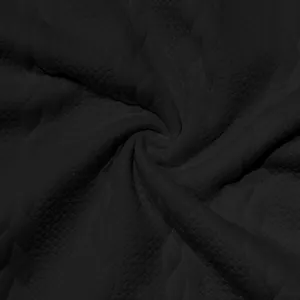 Detaillierte Makroansicht des einfarbigen schwarzen Jacquard-Stoffs für den Sommer