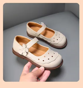 Detailansicht beige Mädchen Mary Jane Lederschuhe mit Blumen und Stern-Ausschnitten.