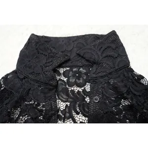 Primer plano del cuello de encaje floral negro en un conjunto sexy y transparente