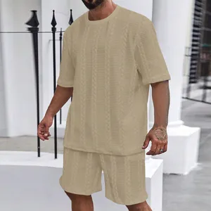 Sommer-Freizeit-Set für Herren mit strukturiertem Zopfmuster, Kurzarm-T-Shirt und Shorts.