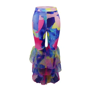 Ζωηρό παντελόνι καμπάνα tie-dye με κομψά διαφανή βολάν σε στρώσεις στο τελείωμα του