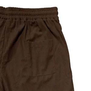 Vista dettagliata della cintura elastica e della tasca posteriore dei pantaloncini.