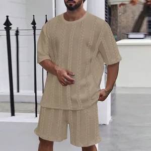 Nahaufnahme des Herren-Kurzarm-Sets mit Zopfmuster-Jacquard-Struktur in Khaki-Farbe.
