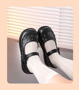 Detailansicht der schwarzen Mary Jane Schuhe aus Leder für Mädchen mit Blumendesign