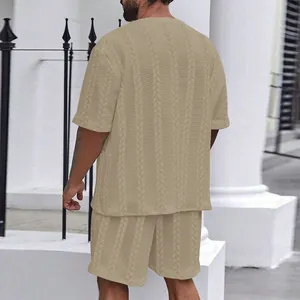 Rückansicht eines beigen Herren-Freizeitsets mit Zopfmuster-Jacquard, kurzärmelig