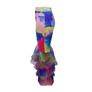 Λεπτομερής προβολή του tie-dye καμπάνα παντελονιού με διαδοχικά βολάν στα πόδια.