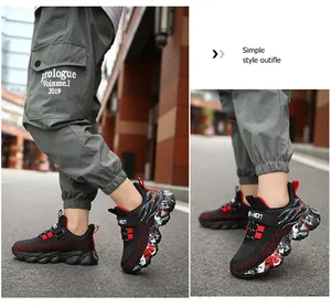 Detailansicht atmungsaktiver Laufschuhe für Jungen in Schwarz und Rot im Streetstyle-Design