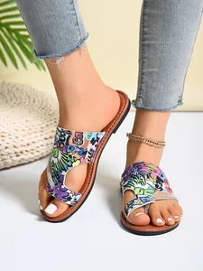 Detailaufnahme von Damen Zehensandalen mit buntem Graffiti-Muster und Strasssteinen