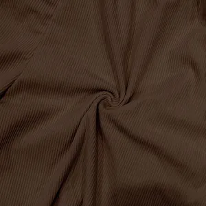 Vista macro dettagliata della trama del tessuto di velluto a coste marrone degli shorts