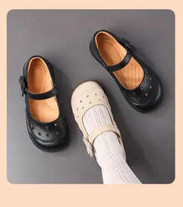 Detailansicht der Mädchen-Leder-Mary-Janes mit Sternenausschnitten und Schmetterlingsgurt