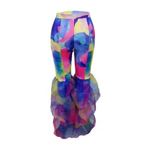Λεπτομέρεια από παντελόνι tie-dye με καμπάνα και στρώσεις από βολάν δίχτυ