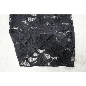 Detalle de primer plano de un patrón de encaje floral negro sexy con textura transparente