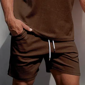 Dettaglio macro di pantaloncini da uomo in velluto a coste marroni con coulisse bianca