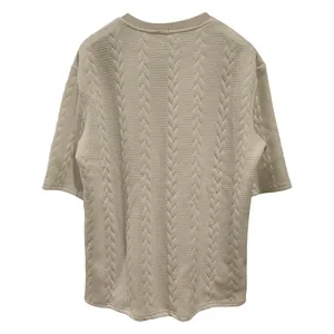 Detailansicht der beigen Zopfmuster-Jacquard-Textur des lässigen Herren-Kurzarm-Oberteils