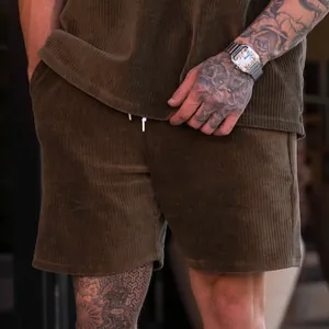 Vista dettagliata dei pantaloncini da uomo in velluto a coste marrone
