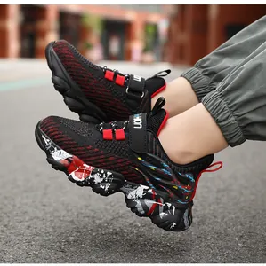 Detailansicht atmungsaktiver schwarz-roter Mesh-Sneaker für Jungen mit Farbspritzer-Muster