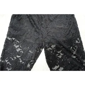 Primer plano detallado del patrón de encaje floral negro en pantalones transparentes sexys