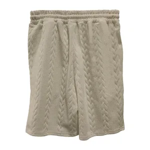 Detailaufnahme der Herren-Shorts in Weiß mit Zopfmuster, elastischem Bund und Textur.