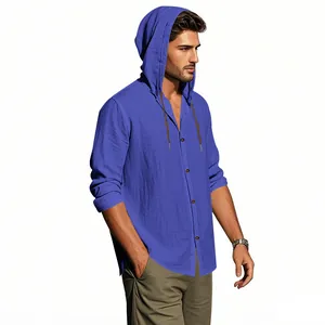 Detail-Seitenansicht eines blauen Herren-Kapuzenhemds aus Baumwollleinen für den Strandlook