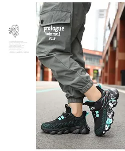 Stylische, atmungsaktive Laufschuhe für Jungen in einer Outdoor-Lifestyle-Umgebung