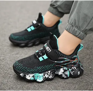 Nahaufnahme atmungsaktiver Jungen-Sneaker mit Modegurt und Farbspritzer-Sohle.