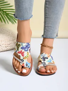 Detail von Damen-Sandalen im römischen Stil mit bunten Schmetterlingsmustern und Strass