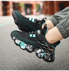 Nahaufnahme von schwarzen und türkisfarbenen Jungen-Laufschuhen mit Spritzmuster