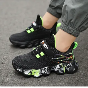Detail von Jungen-Sportschuhen mit neongrünen Akzenten und Graffiti-Mustersohlen