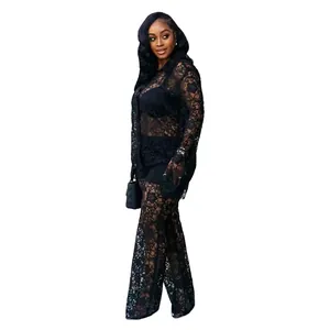 Vista lateral de un conjunto sexy de encaje negro con flores y pantalones acampanados