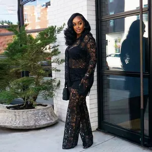 Elegante conjunto de dos piezas en encaje floral negro transparente con pantalón