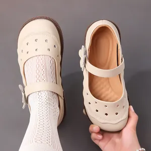 Beigefarbene Mary Jane Lederschuhe für Mädchen mit Blumen-Ausschnitten und Gummisohle.