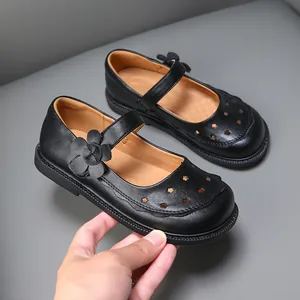 Klassische Mädchen-Lackschuhe in Schwarz mit Blumenakzent und Stern-Ausschnitten