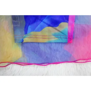 Λεπτομέρεια υφάσματος mesh με tie-dye τύπωμα και ροζ ραφές overlock σε κοντινό πλάνο