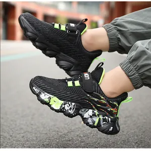 Seitenansicht atmungsaktiver schwarzer Jungensneaker mit neongrünen Akzenten und Graffiti-Sohle.