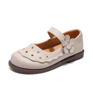 Klassische beige Mary Jane Schuhe aus Leder für Mädchen mit Blumendetails und Wellenrand