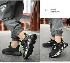 Detailansicht atmungsaktiver Jungen-Laufschuhe mit neongrünen Akzenten und Mesh