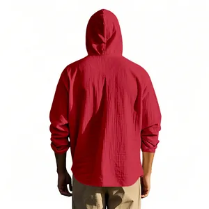 Rückansicht eines roten Herren-Kapuzenhemdes aus Baumwollleinen im Casual-Look