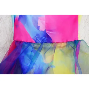 Λεπτομερής προβολή του έντονου μοτίβου tie-dye και του σχεδίου με πολύχρωμα βολάν