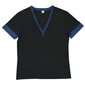 Nahaufnahme eines lässigen schwarzen Herren-T-Shirts mit V-Ausschnitt und blauem Besatz