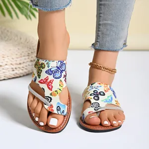 Sandali stile romano da donna con stampa farfalla colorata e dettaglio infradito con strass.